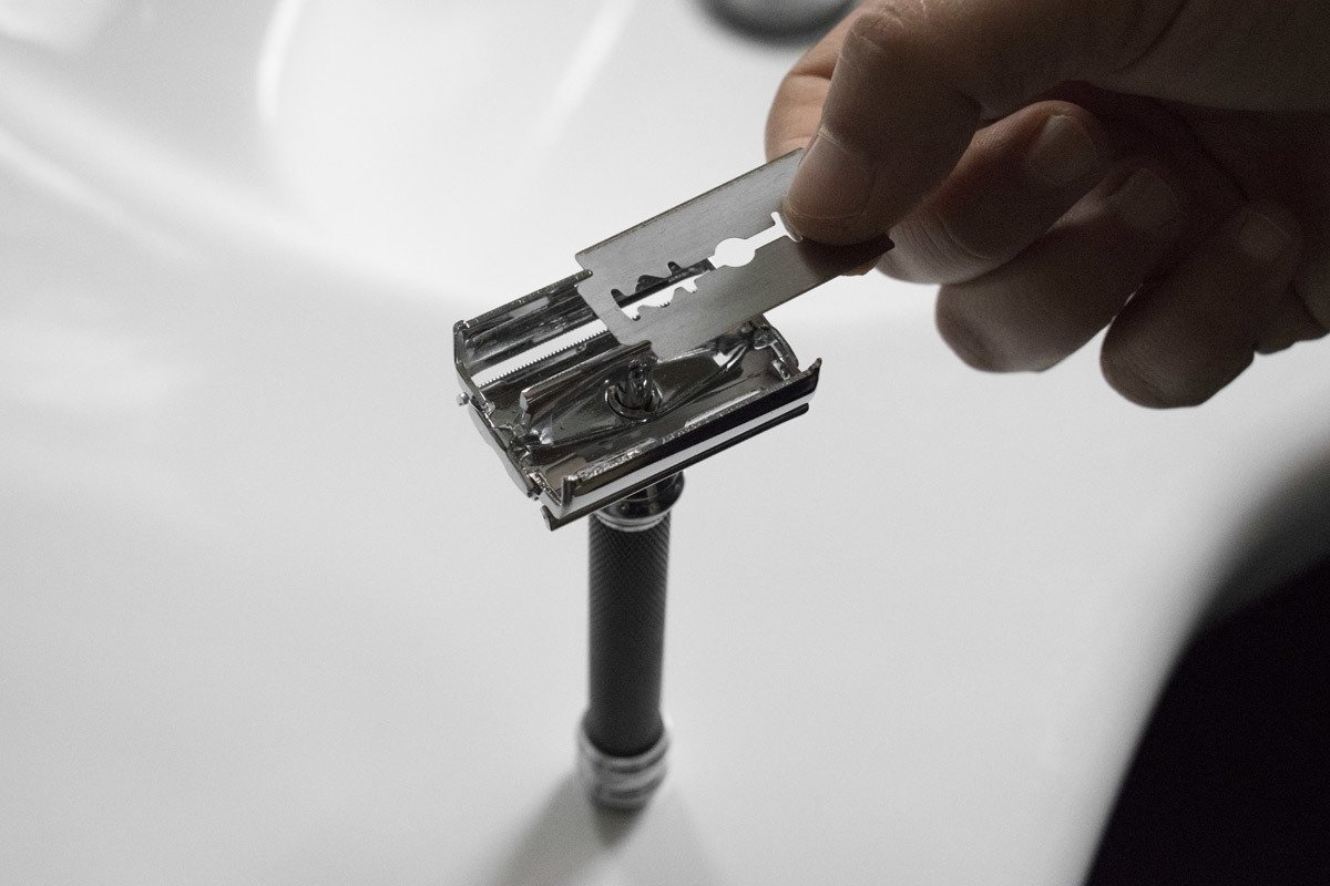 ¿Cómo cambiar una cuchilla de una maquinilla de afeitar de seguridad?